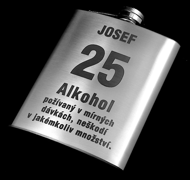 Nerezová placatka výročka. Alkohol neškodí