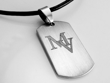 Ocelový přívěsek dog tag s monogramem