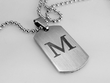 Ocelový přívěsek dog tag s monogramem